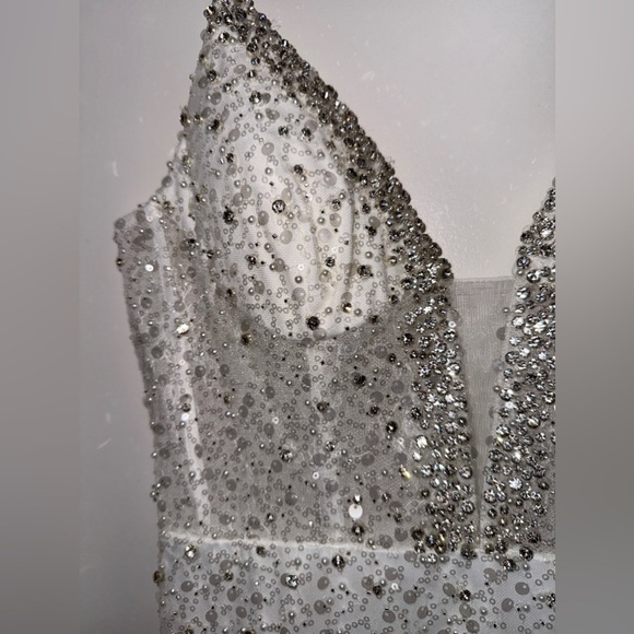 NWT | Mac Duggal 68175 White Embellished Neck Sleeveless Trumpet Gown Size 8 - Picture 10 of 13